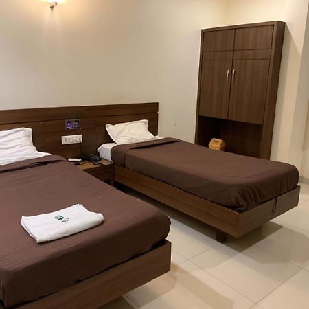 Hotel Sahyog Padra  Luaran gambar