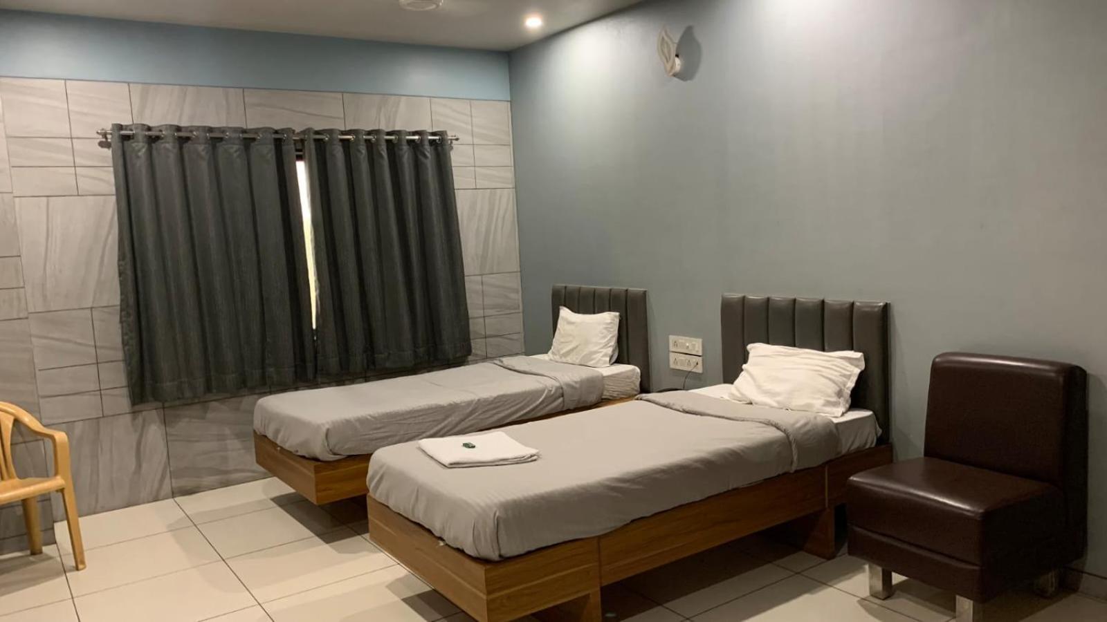 Hotel Sahyog Padra  Luaran gambar