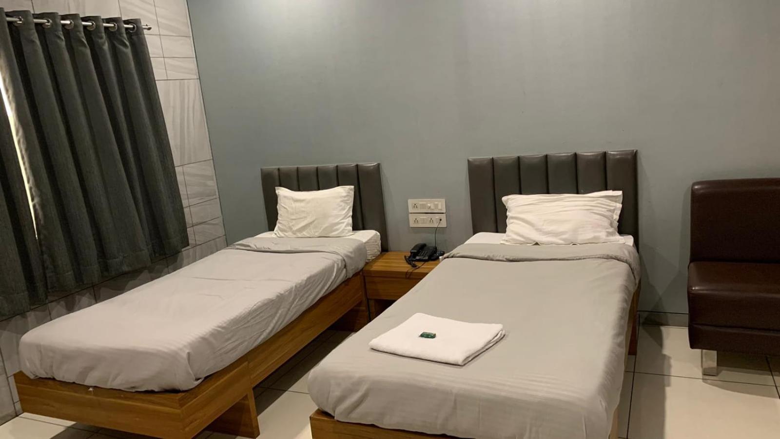 Hotel Sahyog Padra  Luaran gambar