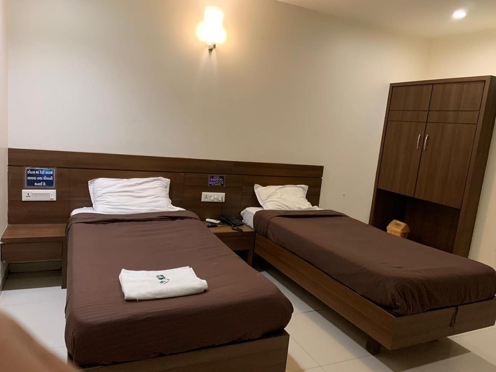 Hotel Sahyog Padra  Luaran gambar