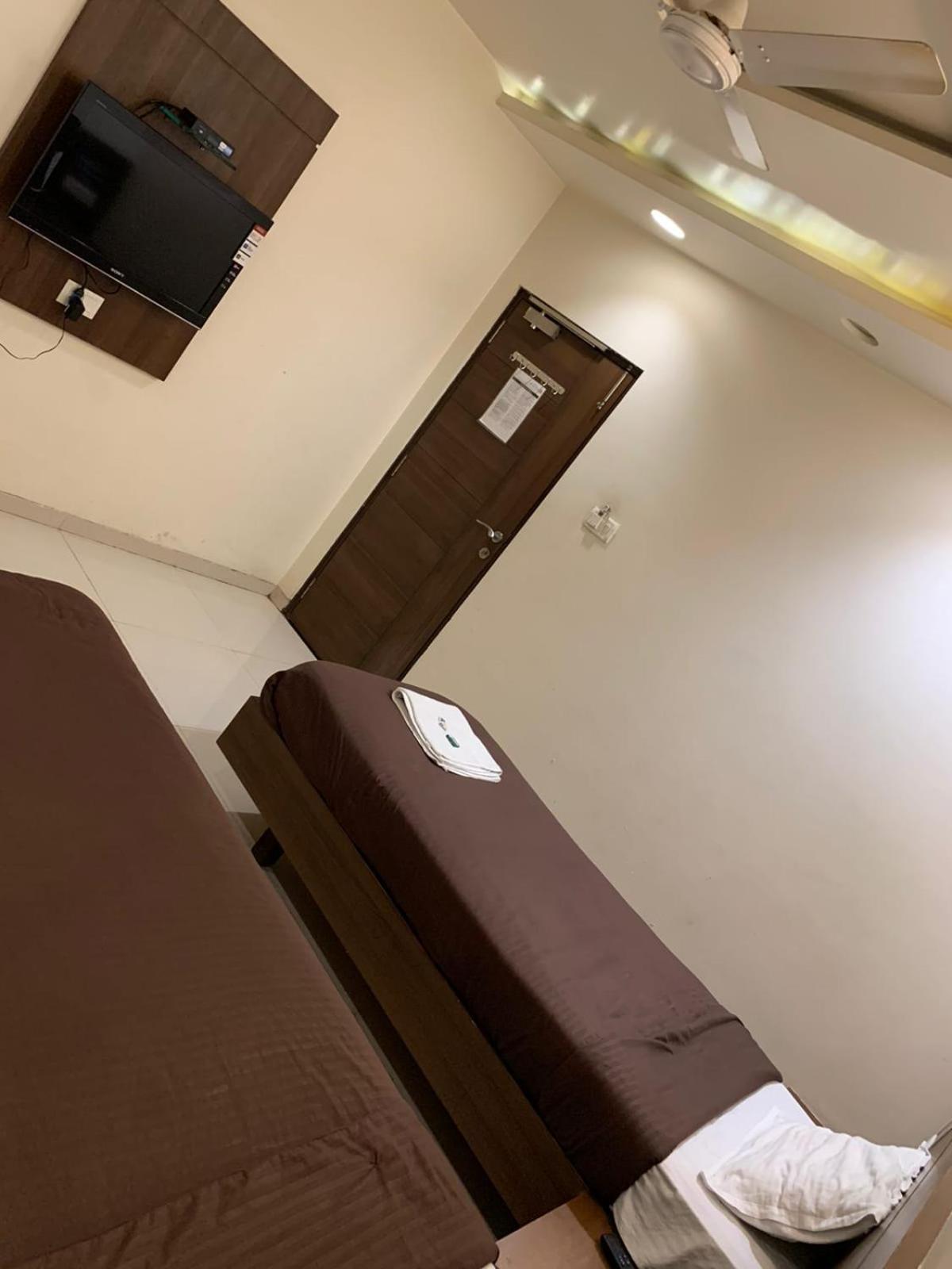 Hotel Sahyog Padra  Luaran gambar