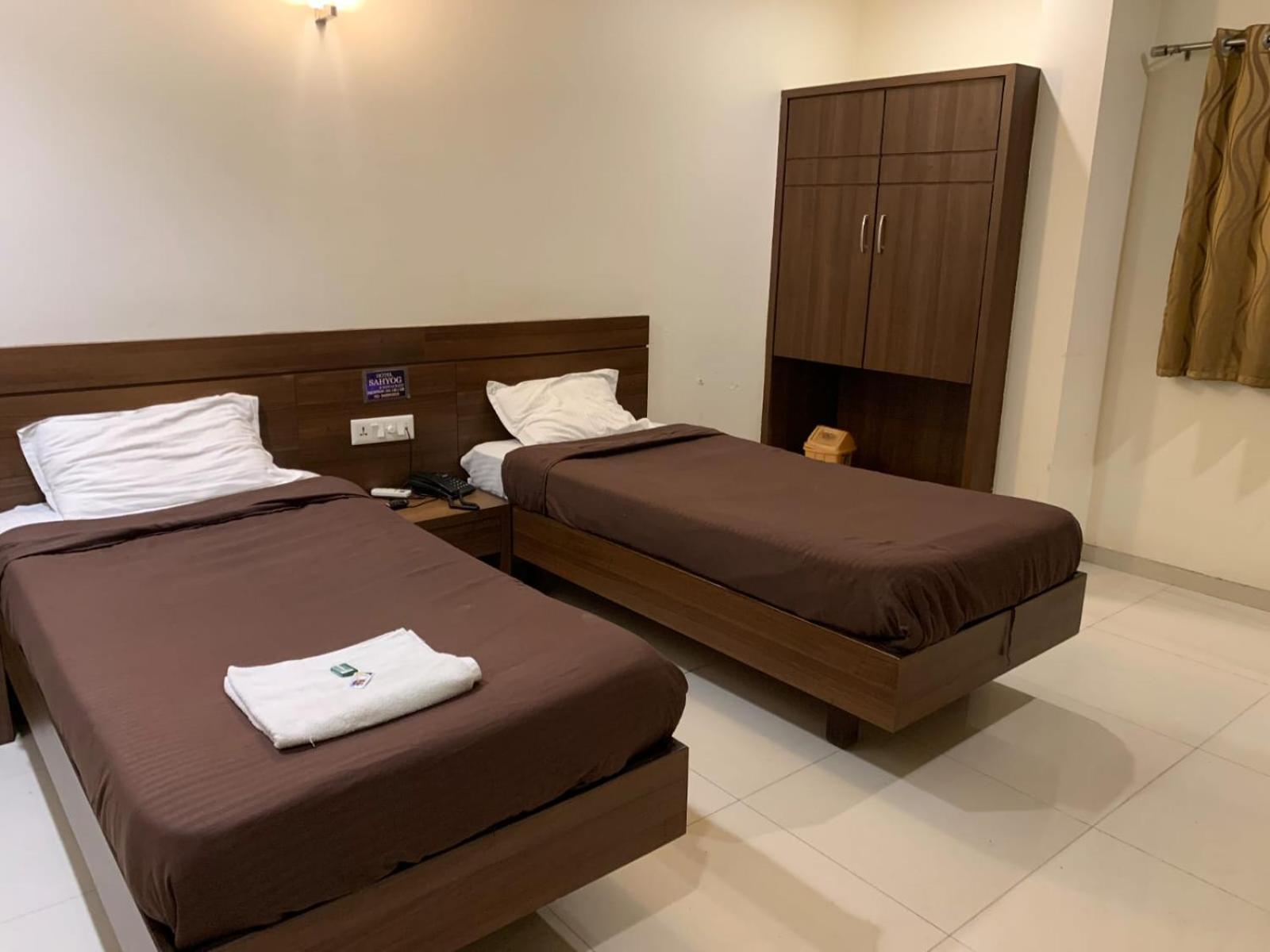 Hotel Sahyog Padra  Luaran gambar