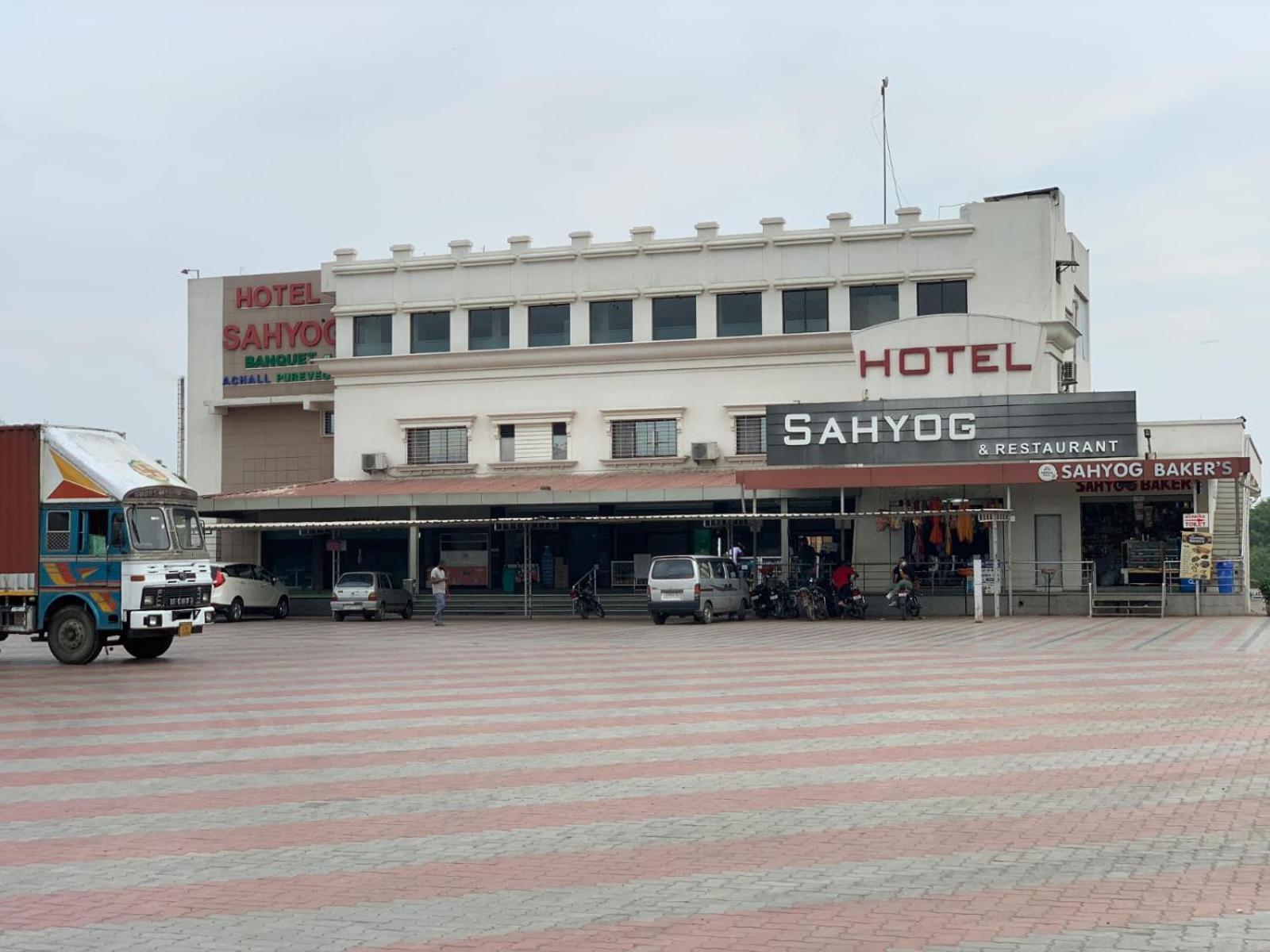 Hotel Sahyog Padra  Luaran gambar